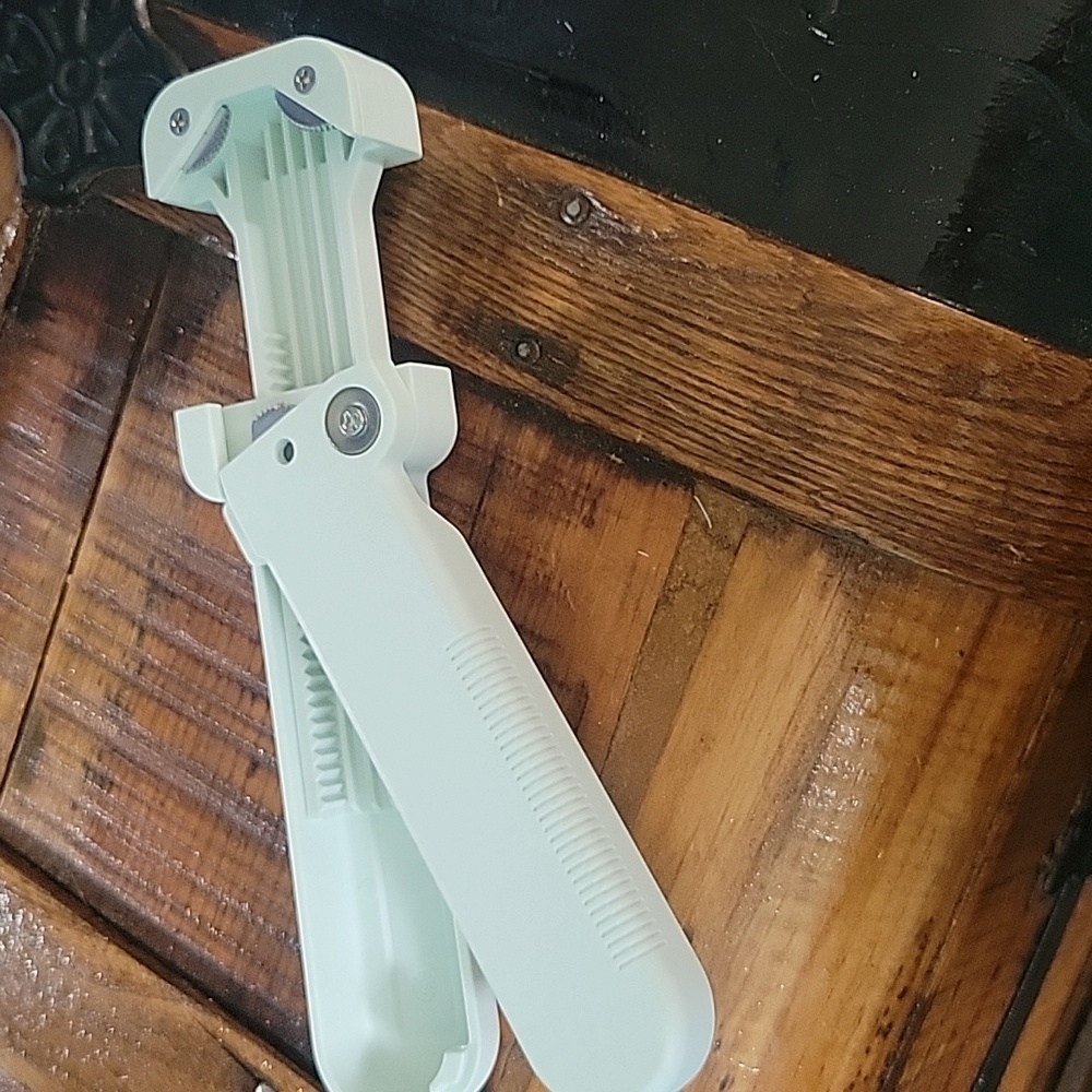 Jar opener fits soda bottle top up to larger jars such as mayo New w out Tags